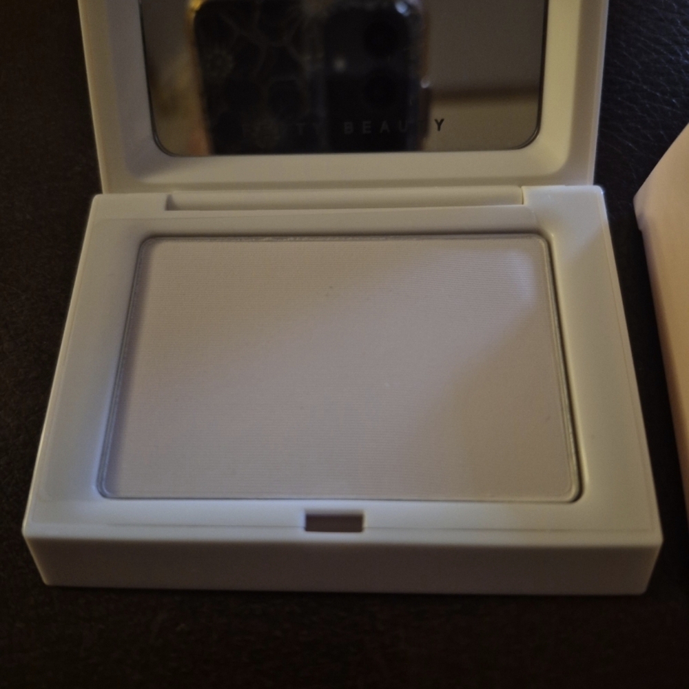 Fenty Beauty Invisimatte Blotting Powder Universal - Picture 2 of 7